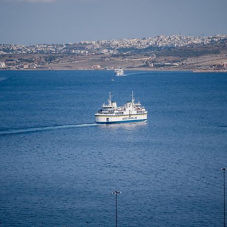 Seaview Luxury Penthouse With Shared Swimming Pool Apartman Għajnsielem Kültér fotó