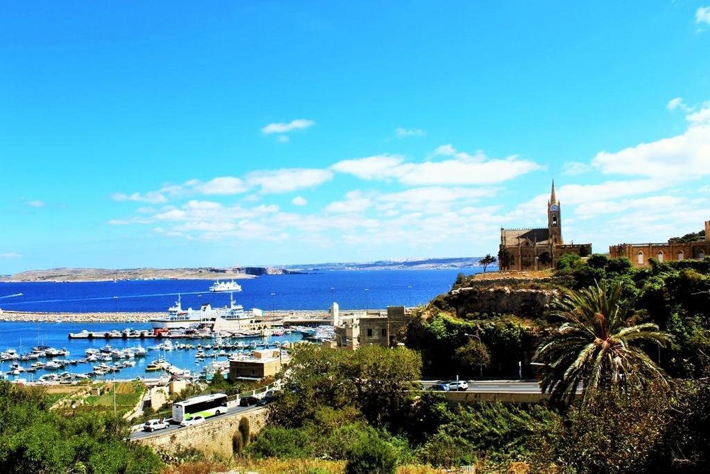 Seaview Luxury Penthouse With Shared Swimming Pool Apartman Għajnsielem Kültér fotó