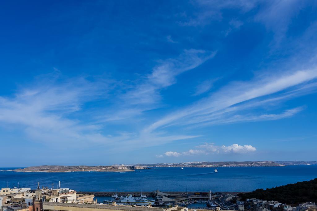 Seaview Luxury Penthouse With Shared Swimming Pool Apartman Għajnsielem Kültér fotó