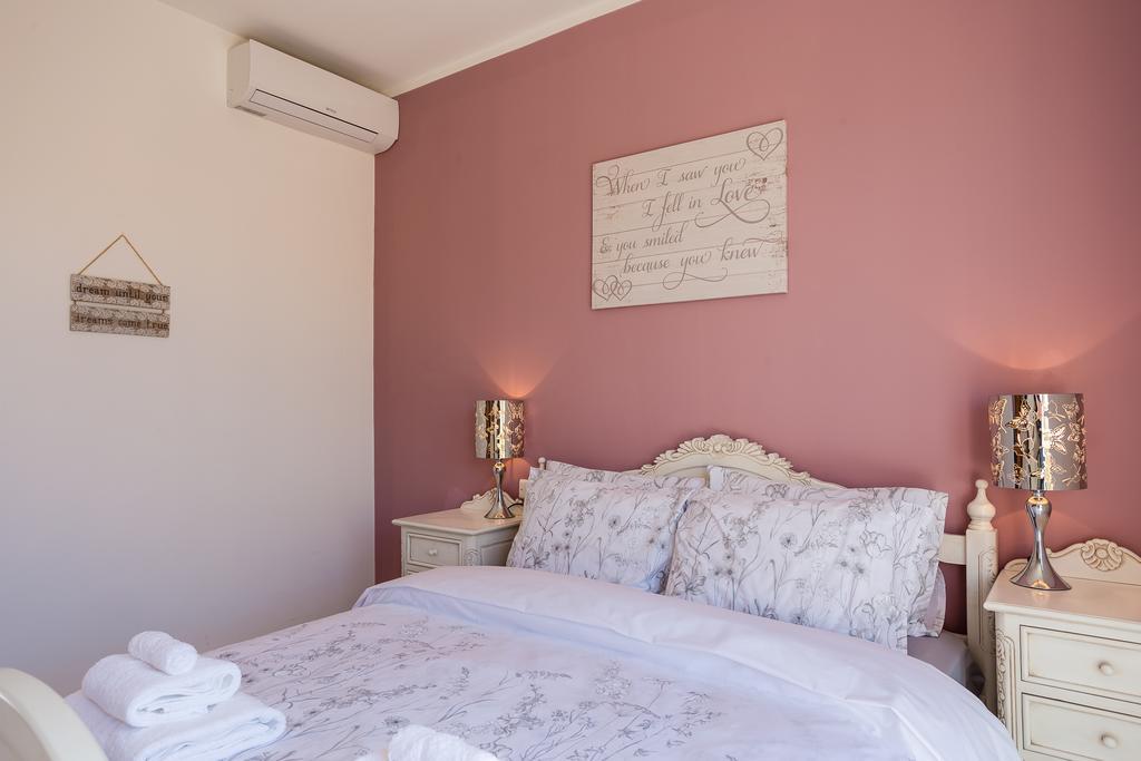 Seaview Luxury Penthouse With Shared Swimming Pool Apartman Għajnsielem Kültér fotó